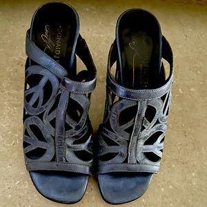 “Peace sign” periwinkle leather slides